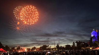 Bild: mor
Ein großes Brillantfeuerwerk war der Abschluss des Festes zum amerikanischen Unabhängigkeitstag auf dem Paradefeld vor dem Wasserturm der mit den amerikanischen Nationalfarben beleuchtet wurde.