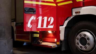 Bild: Niklas Treppner/dpa
Die Feuerwehr war noch am Morgen mit den Löscharbeiten beschäftigt. (Symbolbild)