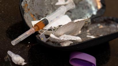 Bild: Boris Roessler/dpa
Heroin ist nach wie vor eine Hauptursache für Todesfälle wegen Drogen - aber bei weitem nicht die einzige.
