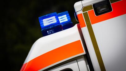 Symbolbild: Moritz Frankenberg/dpa
Eine Rollerfahrerin verletzte sich schwer und musste in ein Krankenhaus gebracht werden.