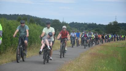 Bild: fz
Traumhaftes Wetter und gute Stimmung. 215 Radlerinnen und Radler genießen die Jubiläumstour durch den östlichen Landkreis.