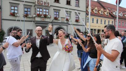 Bild: kro
Lachend durchlaufen Kristin und Peter Stahl-Grüneich das Ehrenspalier.