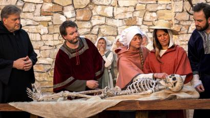 Bild: jp
Eine Szene aus dem Theaterstück "Jenseits der Nacht", das am 24.Juli Premiere in der Klosterburg hat. Da hat wohl jemand das "Hungern" zu wörtlich genommen. Im Bild (von links) Stefan Braun, Robert Schwarzferber, Pia Fromm, Janina Heider und Andreas Volber.