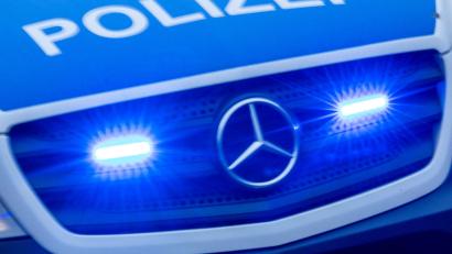 Bild: Jens Büttner/dpa
In Amberg wird ein geparktes Auto beschädigt. Der Verursacher flüchtet. Die Polizei sucht Zeugen.