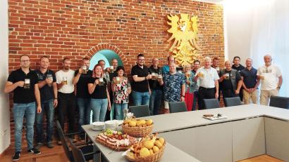 Bild: Jochen Neumann
Der Bürgerfestausschuss beim letzten Treffen vor dem Bürgerfest mit der traditionellen Bierprobe. Mit auf dem Bild sind Bürgermeister Johannes Reger (sechster von rechts) und Helmut Radimerski von der Schloßbrauerei Friedenfels (sechster von links).