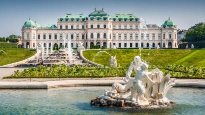 Bild: ©canadastockShutterstock.com  
Das Obere Belvedere in Wien mit seinen Wasserspielen.