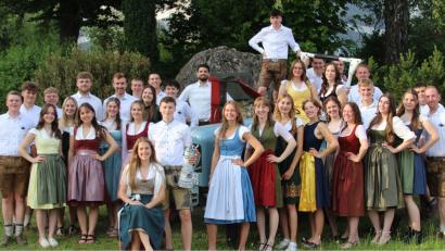 Bild: oe
19 Paare freuen sich auf die Ammerthaler Kirwa 2025. In schmucker Tracht wird am Sonntag beim Baumaustanzen das neue Oberkirwapaar gekürt.