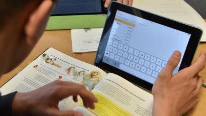 Archivbild: Carmen Jaspersen/dpa
Für die Schüler der kreiseigenen Bildungsstätten des Landkreises Amberg-Sulzbach werden digitale Leihgeräte angeschafft. Das beschloss der Kreisausschuss.