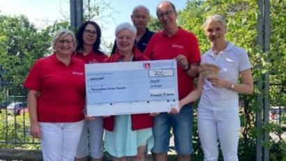 Bild: ZF Auerbach(exb
Renate Meier, Silke Klima, Simone Bauer, Dieter Deinzer und Stephan Winkelmaier von ZF übergeben die Spende an Sabine Gernhardt, Leiterin der Palliativ Station am Klinikum Bayreuth.
