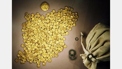 Bild: Frank Mächler/dpa
Der 3,7 Kilogramm schwere Kelten-Goldschatz wurde einst in einer Bodenvitrine im Museum in Manching ausgestellt. Im Jahr 2022 wurden die rund 2.100 Jahre alten Münzen gestohlen und sind seitdem zum größten Teil verschwunden. (Archivbild)