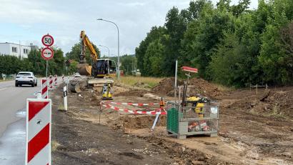 Bild: Petra Hartl
An der Vilstalstraße zwischen Amberg und Haselmühl ist ein Teil des viel genutzten Geh- und Radwegs weggerissen worden. Ärgerlich für Radler: Für sie gibt es hier zwei Umleitungen, weil es ein paar Meter weiter noch eine zweite Baustelle gibt.