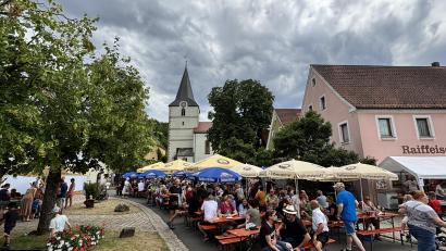 Bild: lei
Das 25. Dorffest in Eschenfelden bei Hirschbach zog zahlreiche Besucherinnen und Besucher an.