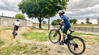 Bild: Gabi Schönberger
Die beiden Flosser Buben Erik Witzl und Paul Jakob sind vom Pumptrack begeistert.