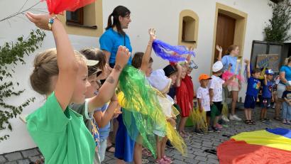 Bild: aub
Den Kirwabaum zum Vorbild, lässt der Kindergarten St. Angelus bei seinem Auftritt bunte Fahnen wehen.