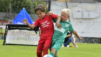 Bild: Hubert Ziegler
Voller Einsatz beim 5. Sommerspektakel des 1. FC Rieden. Eine Szene aus der Begegnung zwischen dem FC Rieden (grüne Trikots) und dem SV Inter Bergsteig Amberg (rote Trikots).