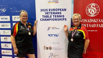 Bild: Michael Hellwig
Heidi Philipp (links) und Karin Kahl stehen vor einem Banner der Tischtennis-EM der Senioren in Novi Sad. Das Duo aus Ebnath/Biberach gewann in der Altersklasse 65 Jahre Bronze im Doppel.
