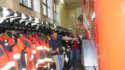 Bild: bey
Zwischen den Feuerwehrfahrzeugen und den Kleiderhaken mit den Schutzanzügen müssen sich die Aktiven umziehen, bevor sie ausrücken können.