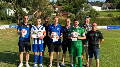 Bild: SV Kohlberg/exb
Der SV Kohlberg sicherte sich auf heimischen Rasen den Sieg beim diesjährigen VG-Turnier. Von links: Yannik Schimmer, Lukas Oheim, Martin Lehner, Yannick Engelhardt, Adrian Blödt, Dominik Bredow, Martin Schregelmann, Norbert Merkel.