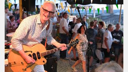 Archivbild: Hirsch
Rocker Chris Radlbeck schreibt Bürgerfestgeschichte. Er war bereits bei der Premiere 1977 dabei und spielt am Samstag am Blasturm mit der "Rattle Gang" erneut für seine Fans.