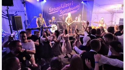 Bild: wmi
Die Stimmung am Freitagabend war von der ersten Minute an großartig. Grund dafür waren die Stoapfälzer Spitzbuam.
