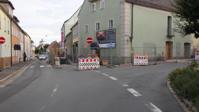 Bild: kro
Von der Dammstraße kommend kann die Regensburger Straße ab dem 11. Juli mittels Ampelbetrieb wieder beidseitig befahren werden.