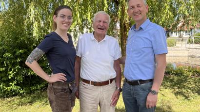 Bild: Regina Kießling
Jubilar Horst Kahle (Mitte) mit Enkelin Annika und Bürgermeister Albert Geitner