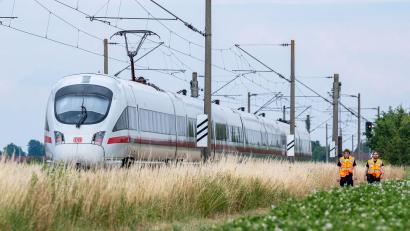 Archivbild: Armin Weigel/dpa
Mehrere Menschen wurden bei einem Angriff in einem ICE in Niederbayern verletzt.