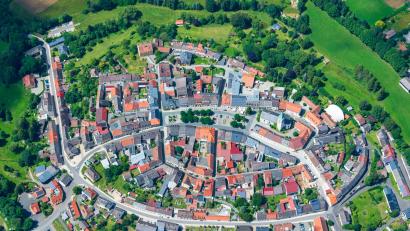 Luftbild: mür
Sinkende Einwohnerzahlen könnten sich auf den Bärnauer Stadtrat auswirken. Bei weniger als 3000 Bürgerinnen und Bürgern gäbe es nur noch 14 statt bisher 16 Gremiumsmitglieder.