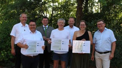 Bild: Manuel Lischka, Landratsamt Schwandorf
Bei der Übergabe der Leader-Förderbescheide von links: Armin Kellermann und Bürgermeister Thomas Falter (Gemeinde Wackersdorf), Landrat Thomas Ebeling, Projektträger Uwe Schuhmann, Christian Meyer und Stephanie Dotzler von der LAG, Hans-Michael Pilz (LEADER Manager der Oberpfalz).