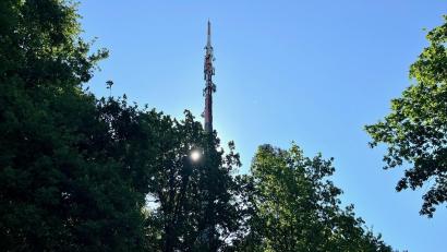 Bild: Gabi Schönberger
Der Mobilfunkmast am Schulhügel versorgt die Innenstadt von Neustadt/WN mit mobilen Daten, ist dafür aber ebenso weit weg, wie die Telekom von einem Erfolg bei der Suche nach einem neuen Standort.