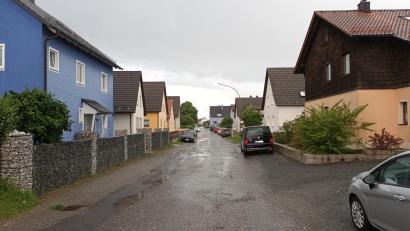 Bild: Bernhard Piegsa
Der Zustand der Steinbühlsiedlung (hier die Schinnerstraße) bereitet den Stadtverantwortlichen seit Langem Sorgen. Dank der Aufnahme Pressaths in das "Landstadt Bestand"-Programm soll die Modernisierung nun Fahrt aufnehmen.