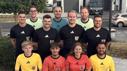 Bild: Thomas Gebele 
Mit gestärktem Kader startet die Schiedsrichtergruppe Amberg in die Saison 2025/26.
(sitzend von links) Paul Behlau, Lucas Gärtner, Marie Gamperl, Adrian Kohn, (stehend von links) Lukas Schwendner, Markus Hann, Jonas Kohn, Thomas Ehrnsperger, Moritz Fischer, Julian Roidl, Benjamin Mignon.