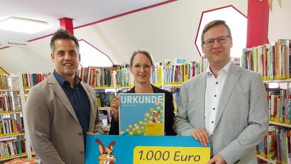 Bild: Stadt Oberviechtach
Bürgermeister Rudolf Teplitzky (links) und Heike Hagl von der Stadtbibliothek Oberviechtach freuen sich über den Preis, welchen Wolfgang Dumm vom Bayernwerk überreicht.