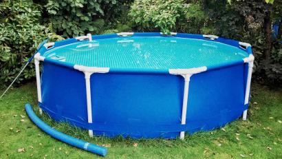 Symbolbild: Zacharie Scheurer/dpa
Seit der Coronazeit hat die Zahl privater Swimmingpools zugenommen, bieten sie doch daheim eine willkommene Abkühlung an heißen Tagen. Andererseits verbrauchen sie auch viel Wasser.