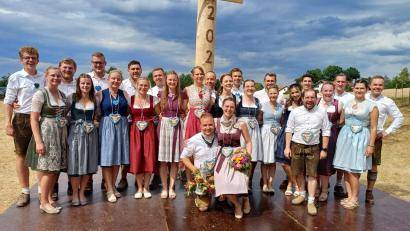 Bild: u
Beim Austanzen des 29 Meter hohen Kirwabaumes bestätigten die 13 Kirwapaare, dass sie gute Tänzer sind. Vorne sitzt das neue Oberkirwapaar Nicole Ott und Jonas Schießlbauer.