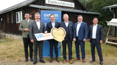 Bild: Hirsch
Scheckübergabe vor dem Gebäude des Darlehenskassenvereins. Von links: Landrat Thomas Ebeling, VR-Bank-Vorstandsvorsitzender Bernhard Werner, Museumsleiter Tobias Hammerl, VR-Bank-Vorstandsmitglied Martin Sachsenhauser, geschäftsführender Vorstand des Gewinnsparvereins, Christian Homeier und Beirat im Gewinnsparverein, Markus Graßer.