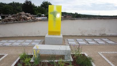 Bild: kro
Die neu gestaltete Urnenanlage im Falkenberger Friedhof. Im Vordergrund eine Skulptur, gestaltet von Erwin Otte.
