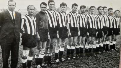 Bild: Archiv Bäumler
Die legendäre Landesligamannschaft 1964 mit Abteilungsleiter Sepp Merdan (links)
