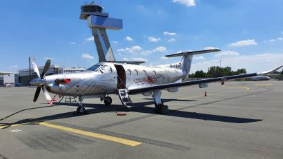 Archivbild: Frank Reinke
Ein Propellerflugzeug vom Typ Pilatus PC-12 steht auf dem Vorfeld des Nürnberger Flughafens. Maschinen dieses Typs haben in den vergangenen Jahren immer wieder spezielle Einsätze über den Landkreisen Neustadt/WN und Tirschenreuth absolviert.