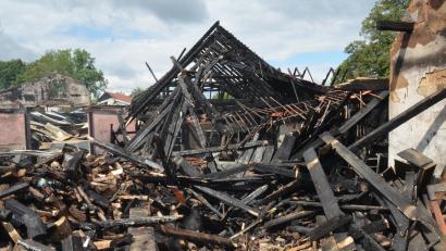 Bild: dob
Ein verheerendes Großfeuer vernichtet in der Nacht zu Mittwoch ein landwirtschaftliches Anwesen in Unternankau (Gemeinde Leuchtenberg). Mehrere Gebäudekomplexe, Autos, landwirtschaftliche Maschinen und Traktoren werden ein Raub der Flammen.