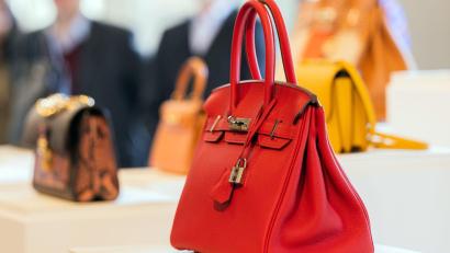 Bild: Rolf Vennenbernd/dpa
Die erste Original Handtasche Birkin-Box ist schwarz und etwas angenutzt. Heute gehört das Modell zu den berühmtesten Luxustaschen.