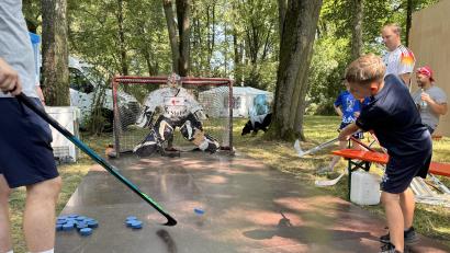 Archivbild: mgo
Beim Puckschießen – hier ein Foto aus 2024 – ist auf dem Kinderbürgerfest auch in diesem Jahr wieder Treffsicherheit gefragt.