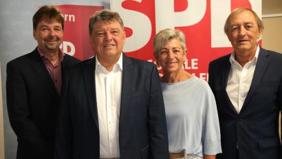Bild: Hirsch
Die Schwandorfer SPD schickt den 54-jährigen Polizeibeamten und langjährigen Stadtrat Andreas Weinmann (Zweiter von links) als OB-Kandidaten ins Rennen. VorsitzenderJosef Damm sowie die Fraktionsvertreter Ulrike Roidl und Franz Schindler (von links) geben die Entscheidung bekannt.