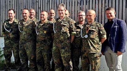 Bild: Hartmut Schütze
Im Anschluss an die Einweihung ehrten die Veranstalter die Sieger der diesjährigen Kreismeisterschaft im Schießen mit Handwaffen der Bundeswehr. CSU-Fraktionsvorsitzender Dr. Benjamin Zeitler (rechts) sprach ein Grußwort.