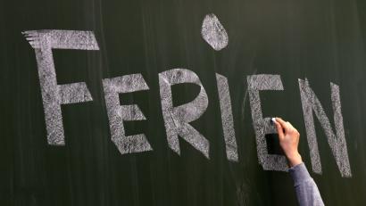 Symbolbild: Ralf Hirschberger/dpa
Die Gemeinde Altenstadt bietet ein spannendes Ferienprogramm für Kinder an. Verschiedene Vereine organisieren Aktivitäten, die von Feuerwehrbesuchen bis zu kreativen Workshops reichen.