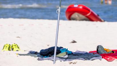 Symbolbild: Jens Büttner
Am Ragerweiher in Schwarzenfeld wurden am Dienstag Suchmaßnahmen eingeleitet, nachdem Kleidung gefunden wurde.