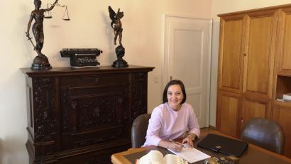 Bild: lnz
Sonja Karl Pelikan im Beurkundungszimmer des Notariats Waldsassen: Die Notarin nimmt nach fast 13 Jahren Abschied von der Klosterstadt und wechselt nach Bad Tölz.