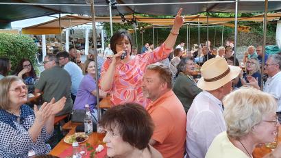 Bild: mas
Brigitte Traeger hielt es nicht auf der Bühne. Beim Singen ihrer Schlager und Evergreens mischte sie sich auch unters Publikum.