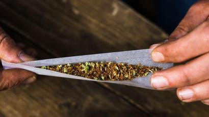 Symbolbild: Philipp von Ditfurth/dpa
Ein 14-Jähriger wird in Schwandorf mit Marihuana erwischt. Die Polizei übergibt ihn an einen Erziehungsbeauftragten.