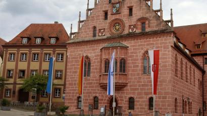 Bild: mfh
Vor dem Rathaus wehte die Israel-Flagge. Damit bekundete die Stadt ihre Solidarität mit den Juden und Israel.